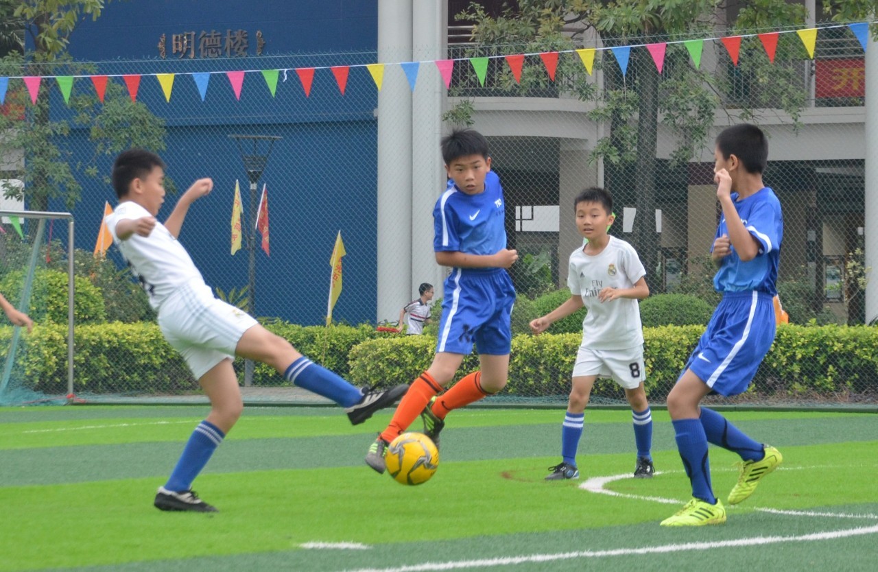 曼城后卫阿 曼城后卫阿